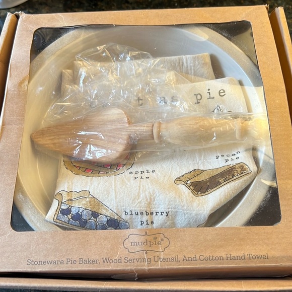 Mud Pie Stoneware Pie Baker, Wood Serving Utensil and Cotton Hand Towel - Picture 2 of 9
